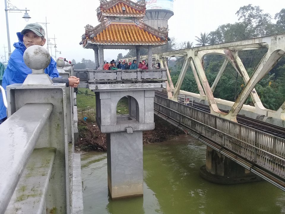 Nam sinh lớp 11 nghi nhảy cầu tự vẫn vì buồn chán chuyện yêu đương - 1
Vị trí nghi em N. nhảy cầu tự tử
