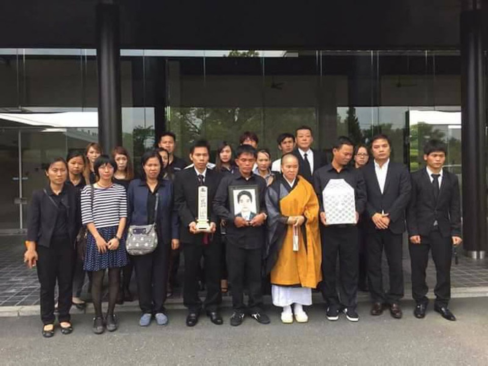 Tro cốt nam sinh tắm sông tử nạn tại Nhật Bản đã được đưa về quê nhà - 2 Gia đình em Sáng tiếp nhận tro cốt em Sáng để đưa về quê (ảnh: Gia đình nạn nhân cung cấp).
