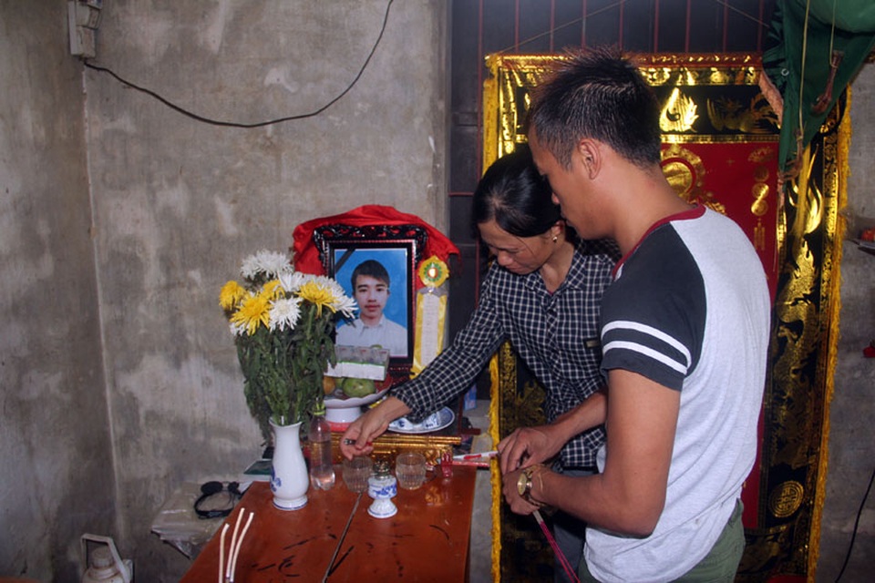 Nghi án tài xế cố tình cán chết nam sinh: Mong chờ một bản án công tâm - 1
Cái chết của con trai khiến gia đình chị Hường suy sụp (ảnh: Văn Dũng)