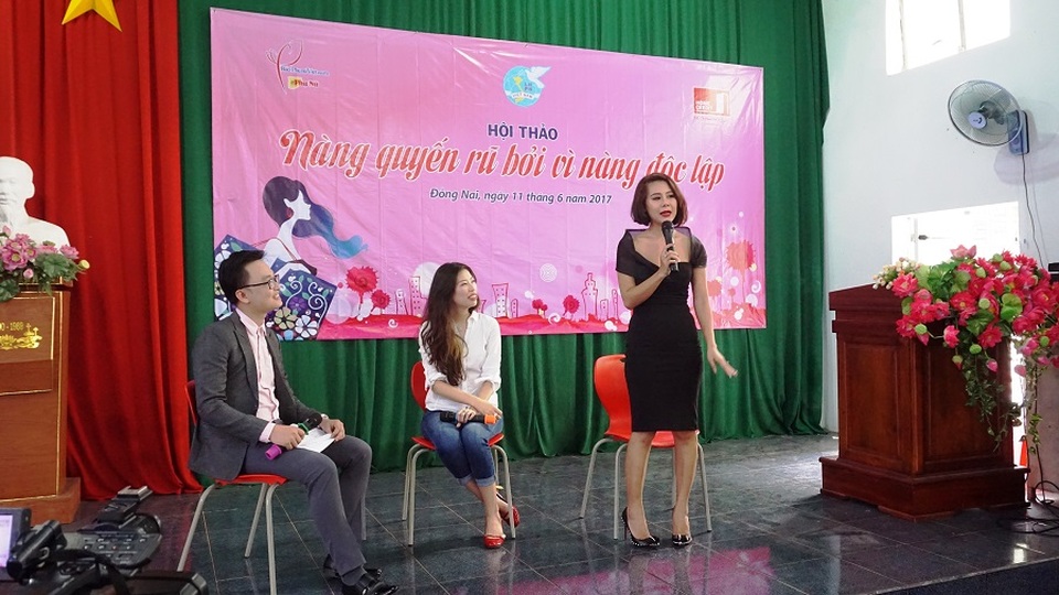 Chị Tô Hồng Vân (giữa) và diễn viên Nam Thư trong buổi hội thảo ngày 11/06 tại thành phố Biên Hòa, Đồng Nai