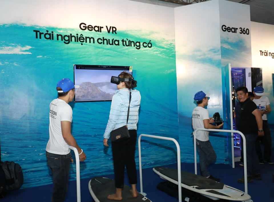 Ngoài ra, các khu vực trải nghiệm khác của hệ sinh thái Samsung cũng được nhiều người quan tâm như kính thực tế ảo GEAR VR, camera Gear 360 độ,…