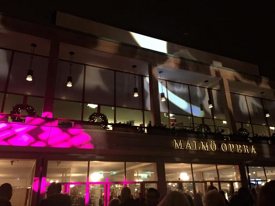 Du học sinh Việt hòa mình cùng thế giới đón năm mới 2017 - 4
Là một cô gái theo đuổi dòng nhạc cổ điển, năm mới của Ly Hương cũng mở đầu bằng việc lắng nghe những bản nhạc classic tuyệt vời ở Nhà hát Malmo Opera House.