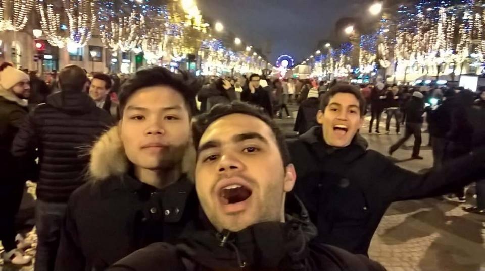 Du học sinh Việt hòa mình cùng thế giới đón năm mới 2017 - 5
Trần Duy Dũng, sinh viên trường ĐH Paris 12 hòa mình cùng thành phố ánh sáng thời điểm giao thừa với các bạn ngoại quốc.
