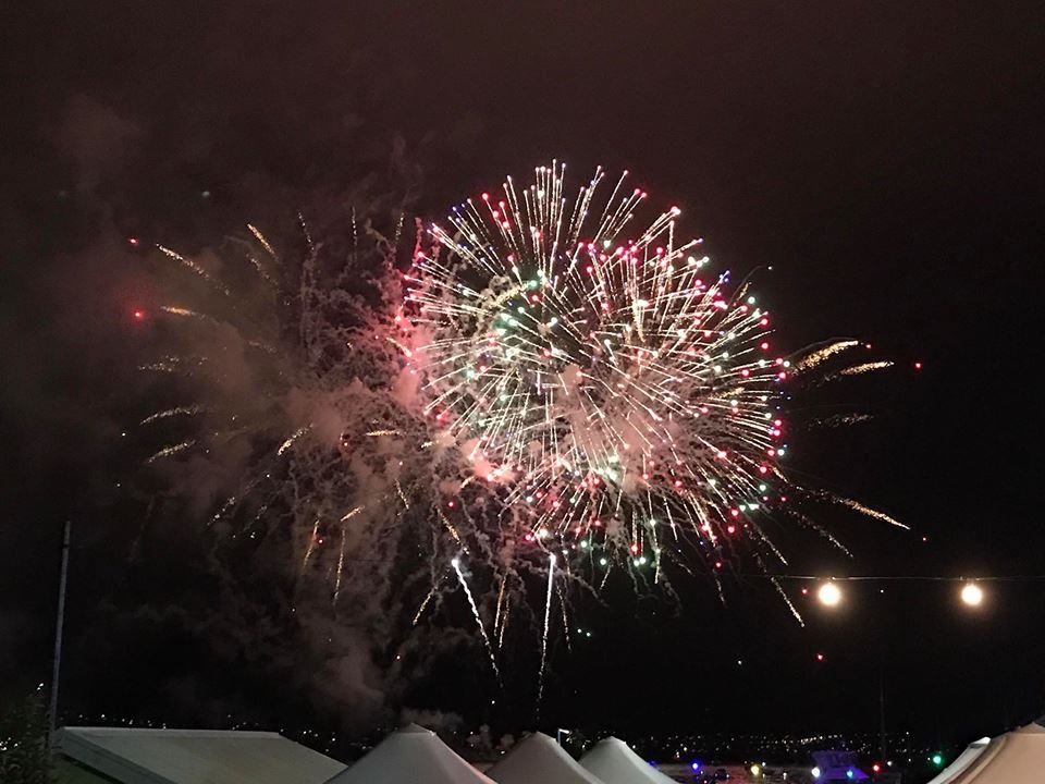 Du học sinh Việt hòa mình cùng thế giới đón năm mới 2017 - 7
Hans Bùi chọn cách đón năm mới hiện đại, cùng gia đình du lịch tại bang Tasmania, Úc.