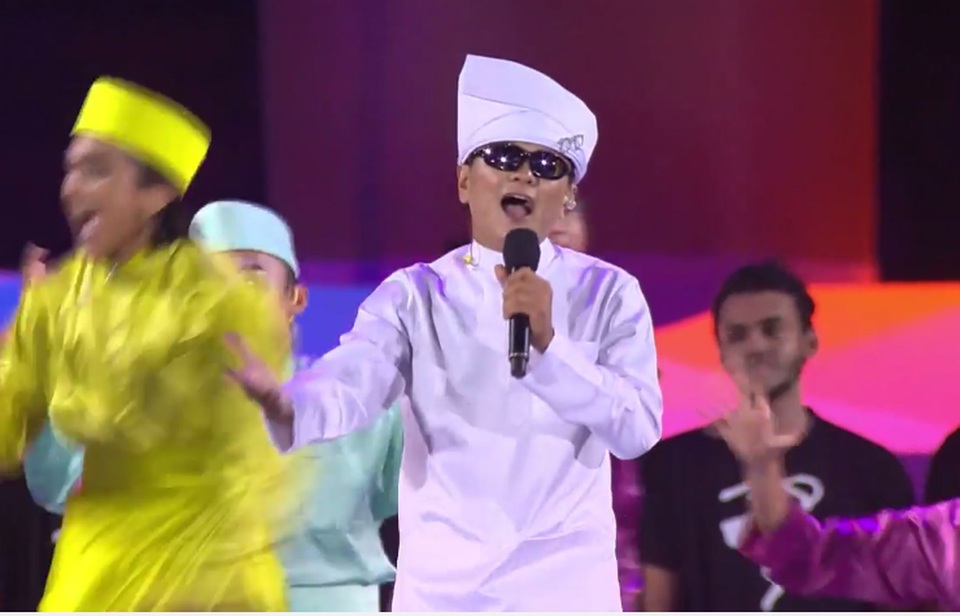Lễ bế mạc SEA Games 29: Bữa tiệc của âm nhạc - 5
Một nam nghệ sĩ thể hiện một bài hát đầy vui nhộn tại lễ bế mạc