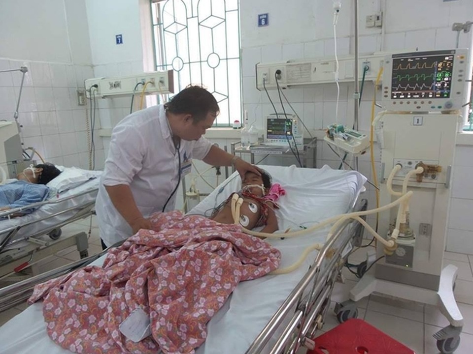 Vụ 3 trẻ tử vong, 1 cấp cứu ở Cao Bằng: Có cùng biểu hiện đau đầu, buồn nôn, mệt - 2
Một trong 2 bệnh nhi nguy kịch được đưa đến viện đã không qua khỏi (Ảnh: Cand)