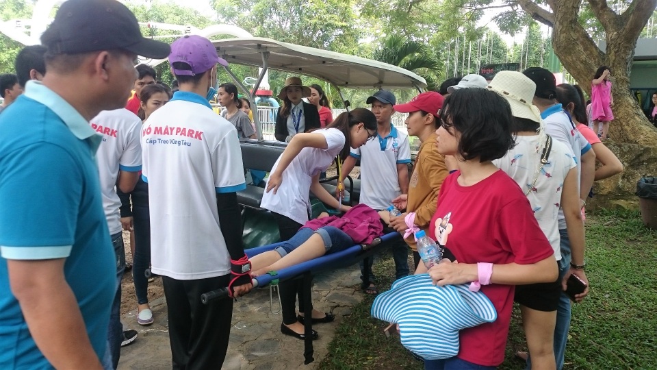 Đứt cáp trò chơi siêu nhún, nữ du khách ngã bất tỉnh - 2 Chị Th. được chuyển đi cấp cứu