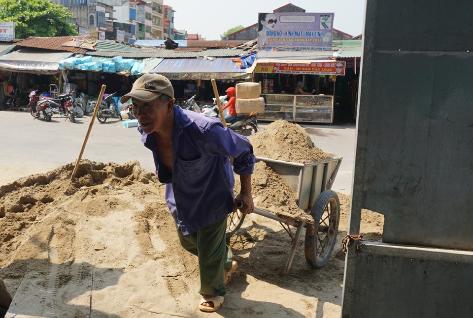 Người dân quay quắt trong nắng nóng, gió Lào - 10 Lao động ở các công trường xây dựng phải đẩy giờ làm sớm hơn 1-2 tiếng so với trước đây để thích ứng với điều kiện khí hậu mùa hè