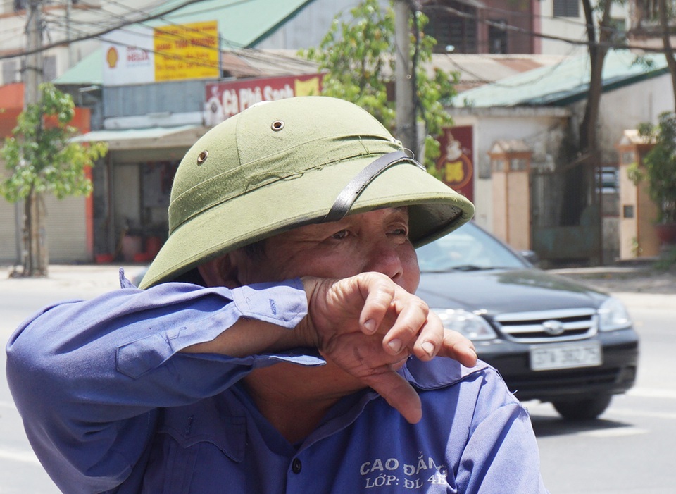 Người dân quay quắt trong nắng nóng, gió Lào - 12 Một bác tài xế xích lô chở hàng lúc hơn 11h trưa ngày 2/6