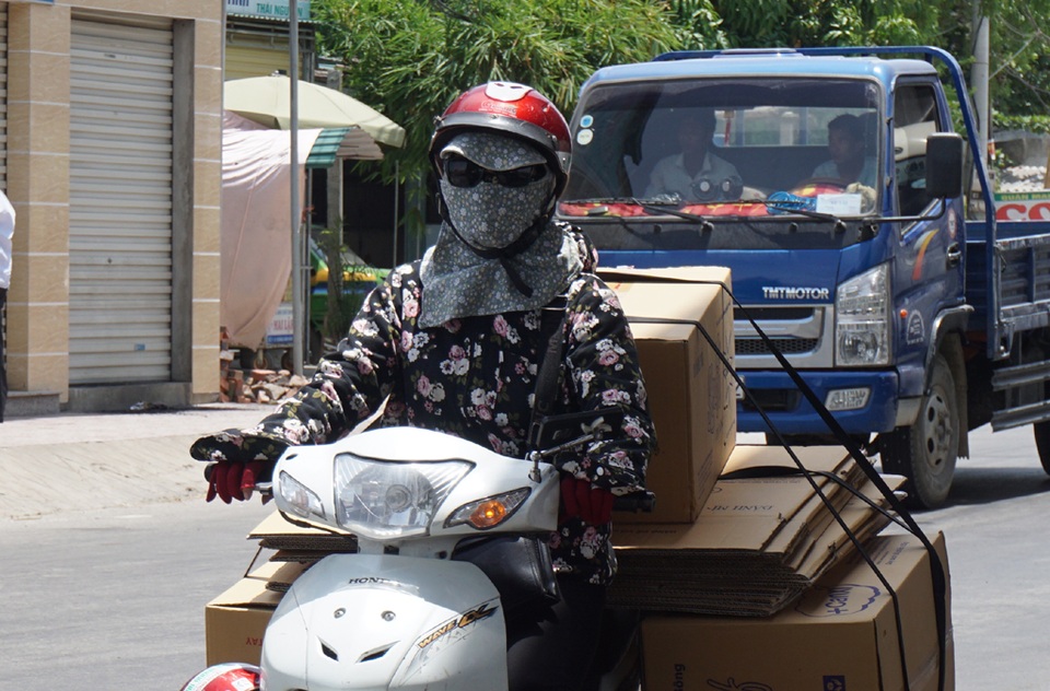 Người dân quay quắt trong nắng nóng, gió Lào - 2 Người dân thành phố Vinh ra đường vào giờ cao điểm nắng nóng đều trang bị kín như bưng