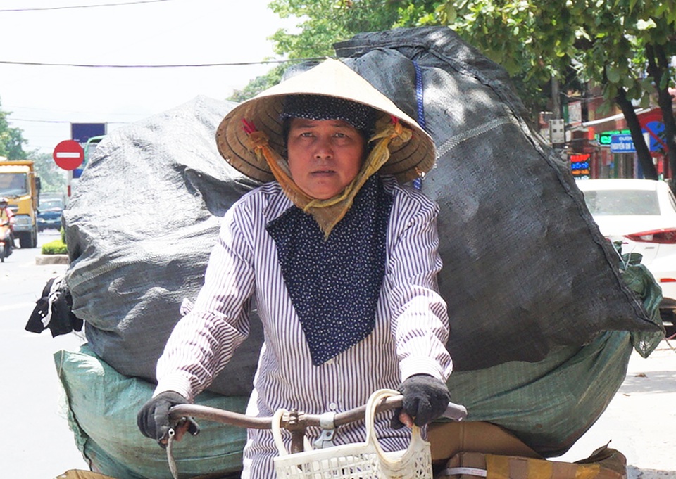 Người dân quay quắt trong nắng nóng, gió Lào - 14 Khuôn mặt đỏ bầm của người phụ nữ nhặt ve chai đạp xe giữa nắng nóng 38-39 độ C
