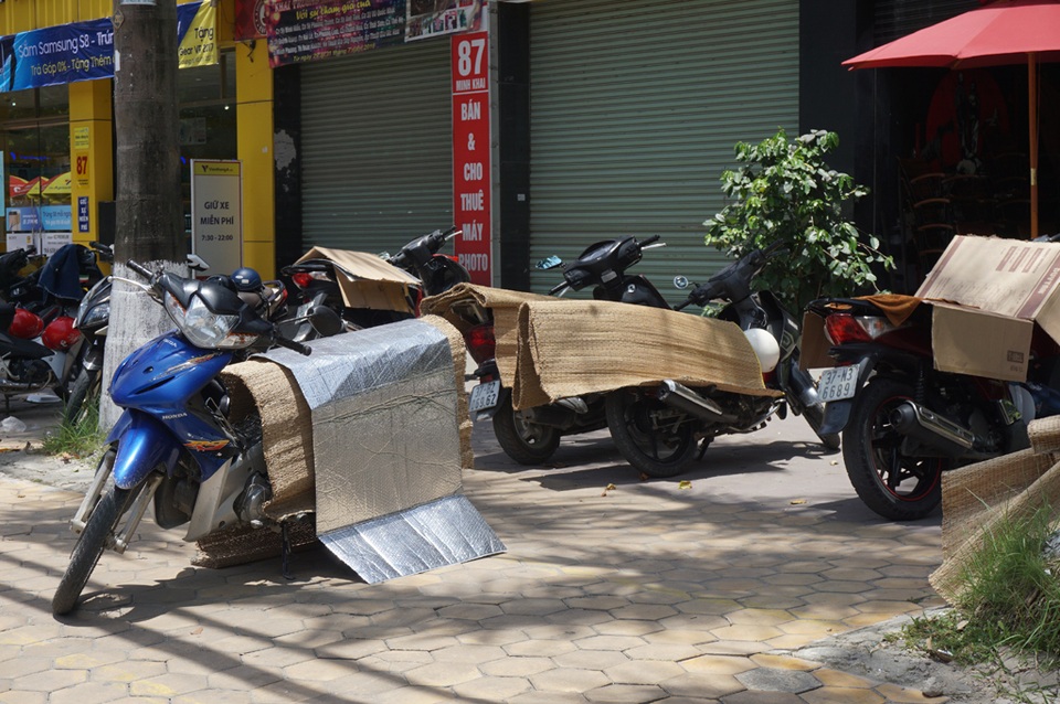 Người dân quay quắt trong nắng nóng, gió Lào - 8 Xe máy cũng được mặc áo chống nắng
