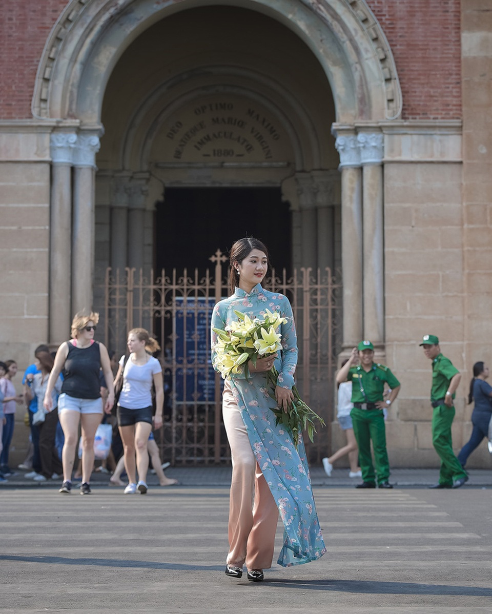 Thiếu nữ Quảng Bình thướt tha tà áo dài trên phố Sài Gòn - 9