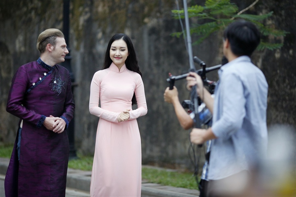 Ngẩn ngơ nhan sắc “Nàng thơ xứ Huế” Ngọc Trân khi tái xuất làm MC - 8 Anh chia sẻ: “Ngọc Trân là một người rất là bản lĩnh, tự tin, lúc nào cũng biết tự lo cho bản thân mình - điều rất ít khi thấy ở những người đẹp. Các người đẹp thì thường có cả ekip đi theo phục vụ, make up còn Ngọc Trân thì tự làm hết. Sự bản lĩnh đó khiến Kyo rất quý”.