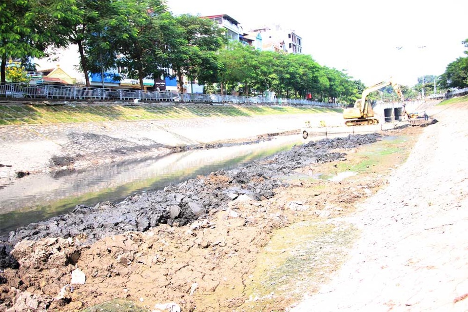 Hà Nội: Nạo vét hàng nghìn mét khối bùn dưới lòng sông Tô Lịch - 4 Theo quan sát, đoạn sông Tô Lịch tại khu vực đối diện với đường Nguyễn Đình Hoàn (phường Nghĩa Đô, Cầu Giấy - Hà Nội) nước rất cạn, bùn dưới lòng sông rất nhiều, có chỗ bùn đã khô cứng.