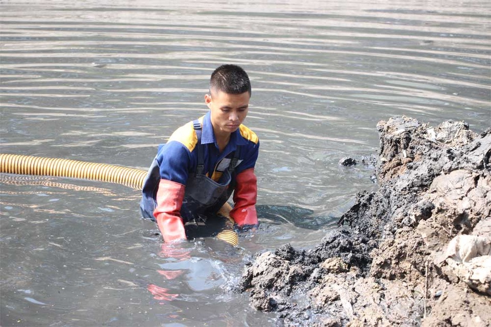 Hà Nội: Nạo vét hàng nghìn mét khối bùn dưới lòng sông Tô Lịch - 1
Người công nhân này làm nhiệm vụ điều khiển vòi hút để hút bùn từ lòng sông lên các xe bồn trên đường.