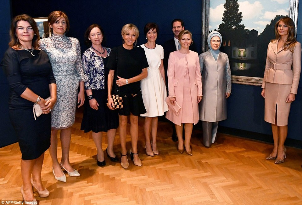 Bạn đời đồng tính của Thủ tướng Luxembourg nổi bật giữa dàn phu nhân lãnh đạo NATO - 2
Bạn đời của các lãnh đạo NATO thăm bảo tàng Magritte. (Ảnh: Getty)