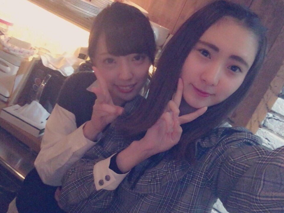 Naturalia Café tuyển chọn nữ nhân viên khá gắt gao, yêu cầu để mặt mộc không trang điểm, không nhuộm tóc sáng màu