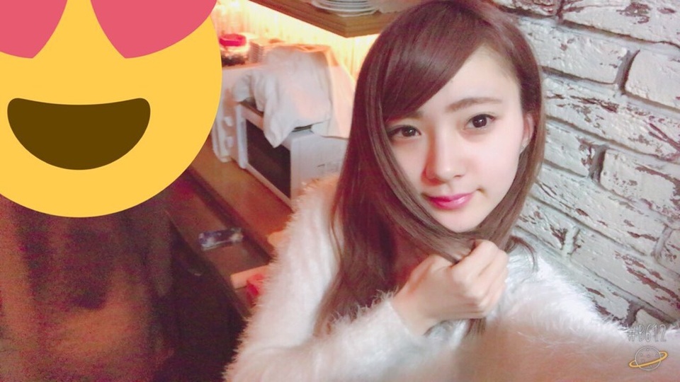 
Vẻ xinh xắn trẻ trung của một nữ phục vụ khiến khách hàng nam xao xuyến.
