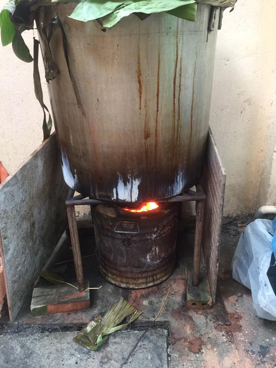 NSƯT Hạnh Thúy gói bánh tét cùng gia đình vì sợ “mất Tết” - 11 Việc nấu bánh kéo dài khoảng 10-12 tiếng thì hoàn thành. Công đoạn nấu bánh và canh lửa, châm nước cho bánh luôn là ký ức đáng nhớ của không ít người dân Việt Nam trong những ngày Tết
