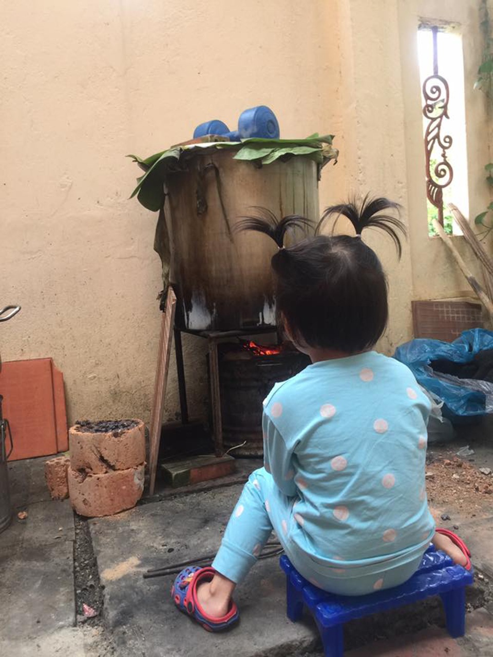 NSƯT Hạnh Thúy gói bánh tét cùng gia đình vì sợ “mất Tết” - 10 Cô bé ngồi canh nồi bánh trông thật đáng yêu. Và có lẽ đây chính là những ký ức đẹp mà nghệ sĩ Hạnh Thúy muốn mang đến cho con của mình.