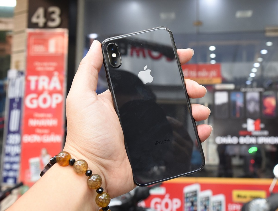 Đập hộp iPhone X xuất hiện đầu tiên tại Việt Nam giá 68 triệu đồng - 3 Ở mặt sau của máy, tương tự thế hệ gần gây, Apple dùng kính cường lực để tạo vỏ máy. Điểm nhấn trong thiết kế này đó là camera được đặt dọc thay vì ngang như iPhone 8 Plus. Apple cũng tích hợp khả năng kháng bụi nước đạt chuẩn IP68 cho thiết bị cao cấp nhất của hãng.