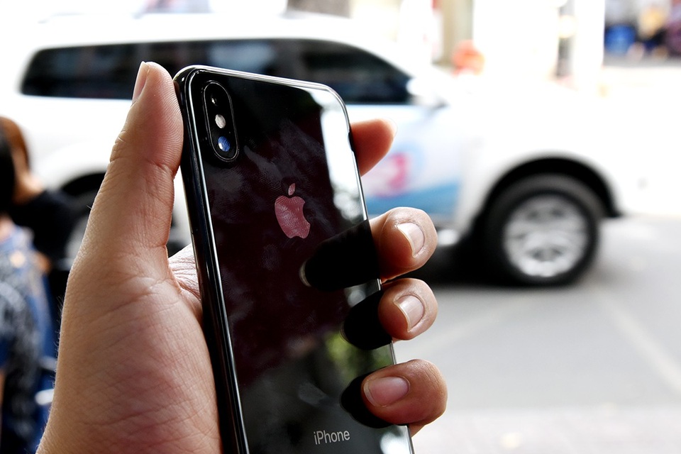 Đập hộp iPhone X xuất hiện đầu tiên tại Việt Nam giá 68 triệu đồng - 4 Mặt sau cũng tạo sự khác lạ với hệ thống camera được đặt dọc. Hệ thống camera kép này, vẫn có độ phân giải 12 MP nhưng thiết kế hơi lồi hơn so với thế hệ iPhone 8 Plus bởi nó sử dụng cảm biến lớn hơn, tích hợp chống rung quang học cho cả hai camera. Và đi cùng đó hệ thống đèn nâng cấp lên Quad LED, giúp tạo ra ảnh tốt hơn, đặc biệt là ảnh chân dung. Do đó, kích thước cũng được gia tăng lên so với thế hệ iPhone 8 Plus.