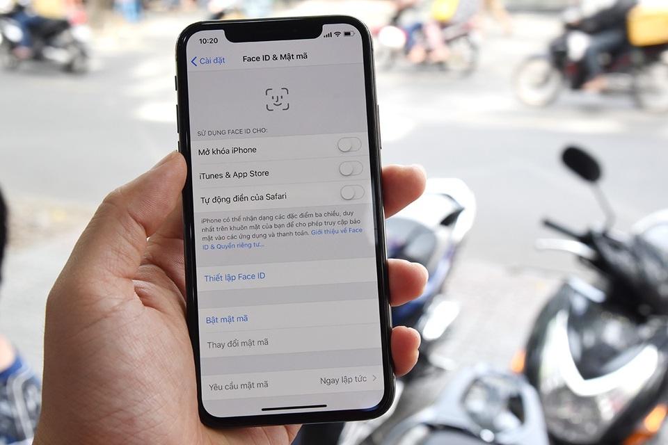 Đập hộp iPhone X xuất hiện đầu tiên tại Việt Nam giá 68 triệu đồng - 6 Tính năng này cho phép nhận diện khuôn mặt để mở khóa và các tính năng khác liên quan nhận diện khuôn mặt như Animoji. Apple trước đó cho biết, hệ thống này sẽ quét khuôn mặt người dùng với 30.000 điểm và phân tích khuôn mặt, tạo ra độ chính xác cực cao, với sai số chỉ 1/1.000.000. Điều này đảm bảo an toàn bảo mật cho người dùng khi sử dụng iPhone X.