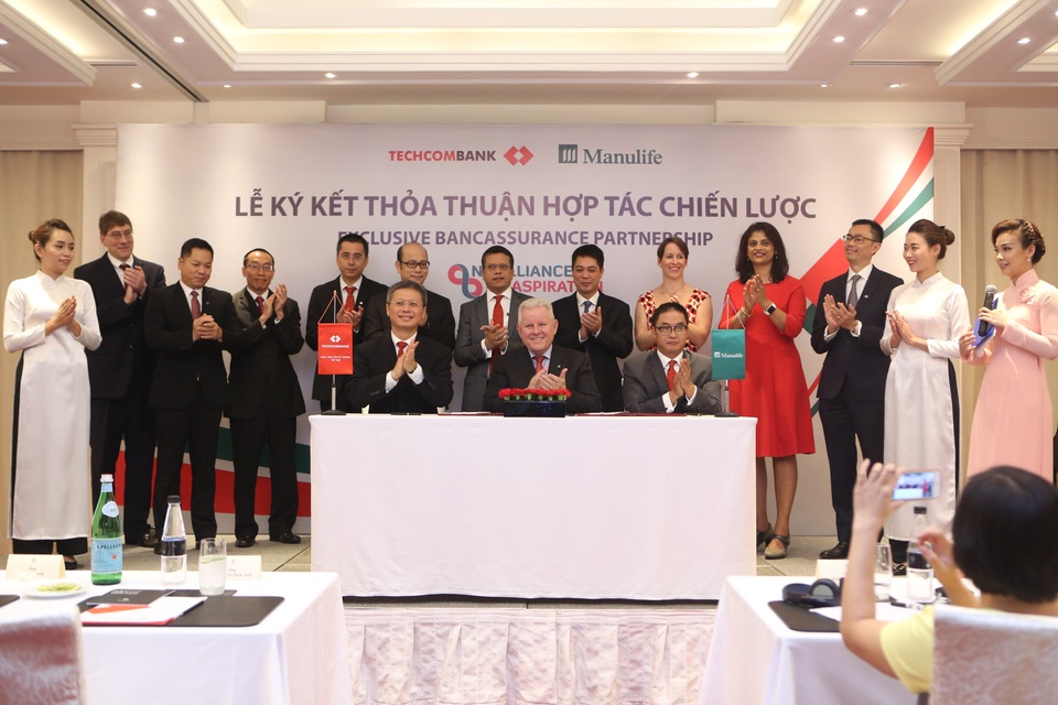 Hai đối tác hàng đầu về ngân hàng và bảo hiểm thiết lập quan hệ hợp tác 15 năm - 1 Hai đối tác hàng đầu về ngân hàng và bảo hiểm thiết lập quan hệ hợp tác 15 năm - 1