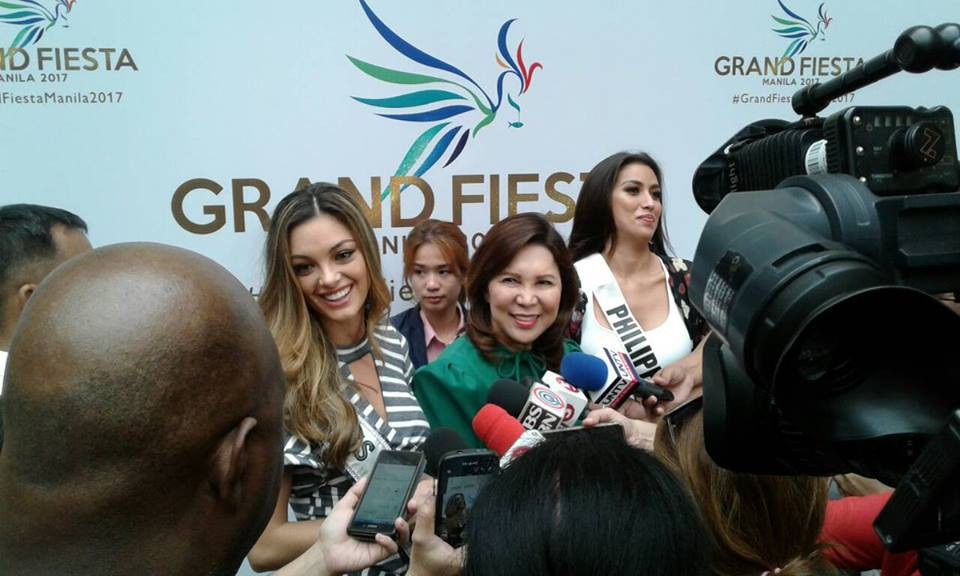 Ba hoa hậu hoàn vũ "đọ dáng" tại Philippines - 11
Demi-Leigh Nel-Peters trẻ trung và xinh đẹp đang trò chuyện với phóng viên tại Philippines.