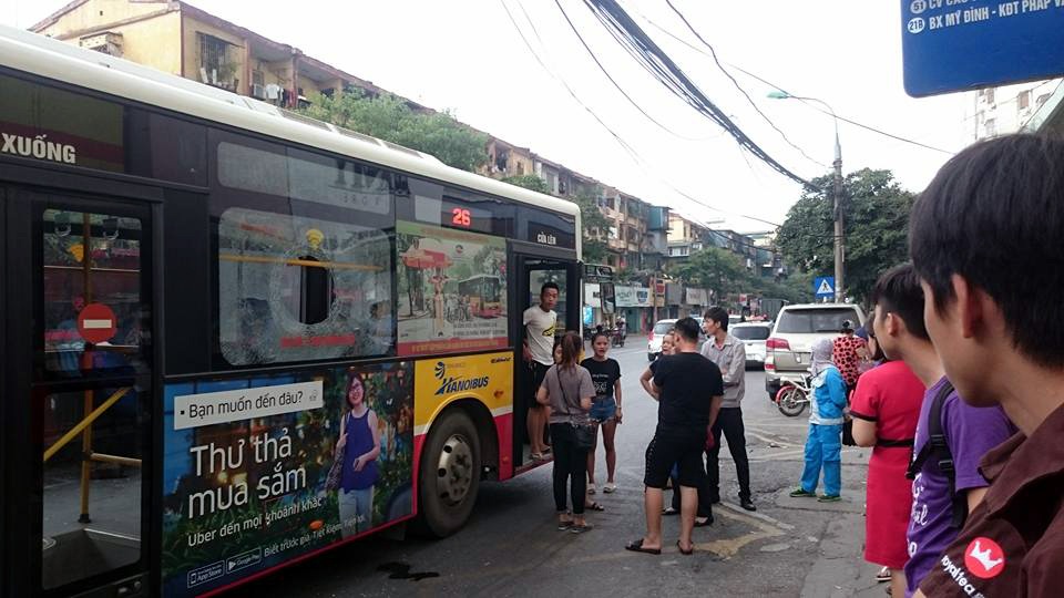 Nam thanh niên ném vỡ kính xe buýt vì... giận người yêu - 1 Hiện trường vụ việc.