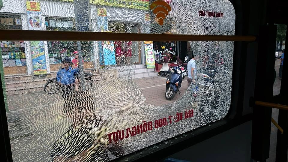 Nam thanh niên ném vỡ kính xe buýt vì... giận người yêu - 2 Kính xe buýt bị thủng một lỗ lớn.