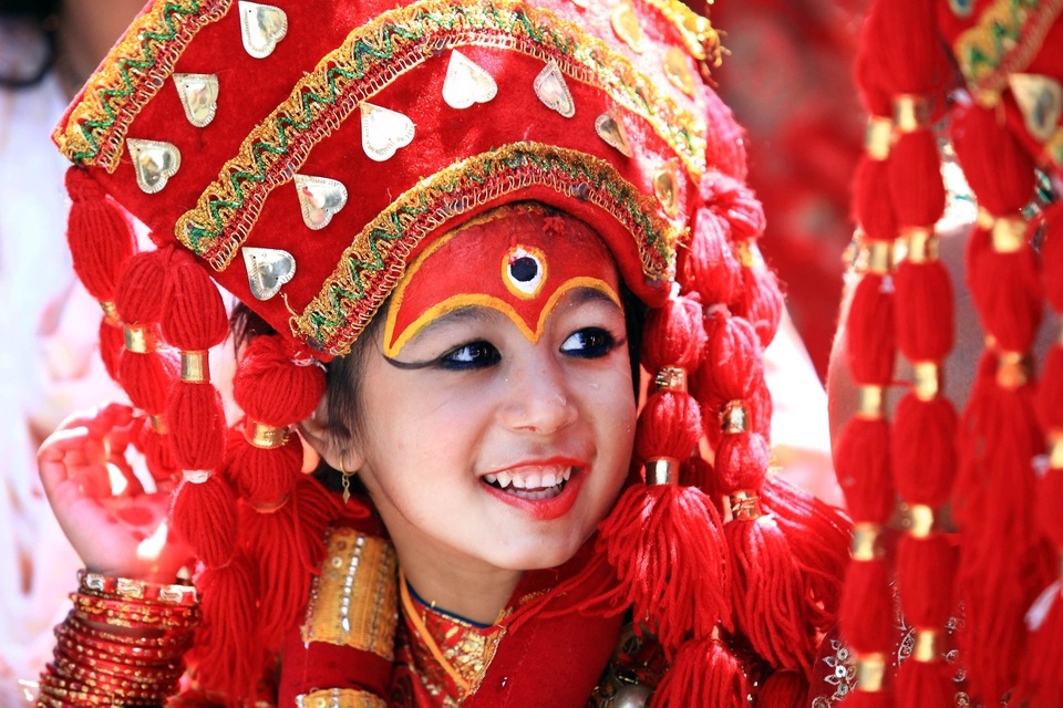 Bé gái 3 tuổi thành “nữ thần sống” và những góc khuất phía sau - 5 Bé gái 3 tuổi thành “nữ thần sống” và những góc khuất phía sau - 5