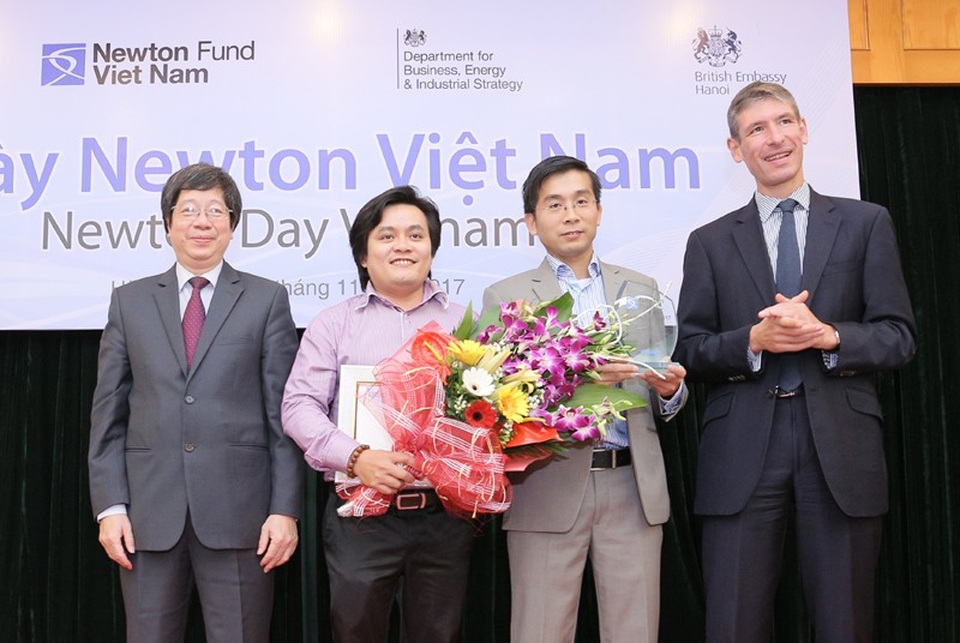 Dự án hợp tác Việt -Anh giành giải thưởng Newton trị giá 200.000 Bảng Anh - 1
Thứ trưởng Bộ Khoa học và Công nghệ Trần Quốc Khánh và Đại sứ Anh tại Việt Nam Giles Lever đã trao giải cho nhóm nghiên cứu. (Ảnh: ĐSQ Anh)