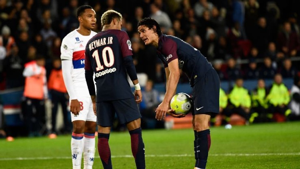 Neymar, Cavani tranh nhau đá phạt đền ở trận gặp Lyon