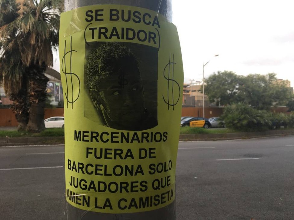 Cổ động viên Barcelona “truy nã” kẻ phản bội Neymar - 1 Tờ rơi với nội dung truy nã Neymar