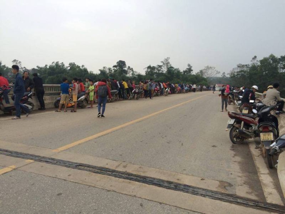 Người dân hiếu kỳ tập trung rất đông tại cầu Địa Lợi