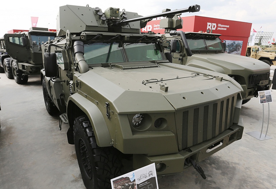 Dàn khí tài hiện đại của Nga tại triển lãm quân sự - 1 Triễn lãm quân sự quốc tế Army 2017, một trong những triển lãm liên quan tới quốc phòng lớn nhất của Nga, đang diễn ra ở công viên Patriot tại thủ đô Moscow. Triển lãm khai mạc từ hôm 22/8 và dự kiến sẽ kéo dài đến ngày 27/8. Trong ảnh: Xe bọc thép Taifun K-4386 đặc biệt của Nga tại triển lãm Army 2017
