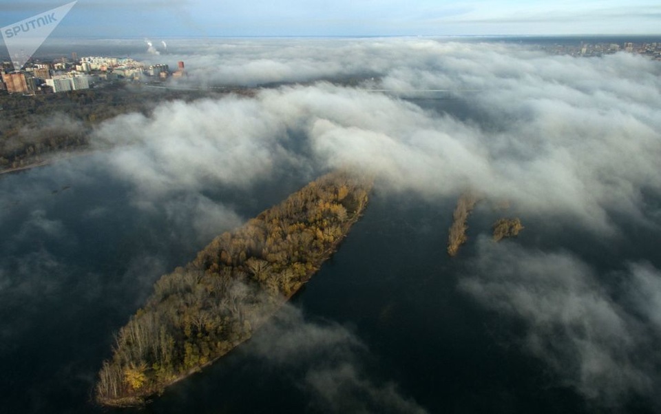 Chiêm ngưỡng vẻ đẹp mùa thu “vàng” nước Nga - 1 Từ Moscow tới bán đảo Crimea, từ Siberia tới Viễn Đông, mùa thu đã mang lại diện mạo mới cho nhiều khu vực ở Nga khi cây cối dần chuyển sang màu đỏ, cam và vàng. Trong ảnh: Sương mù lơ lửng trên sông Ob ở Novosibirsk. (Ảnh: Sputnik)