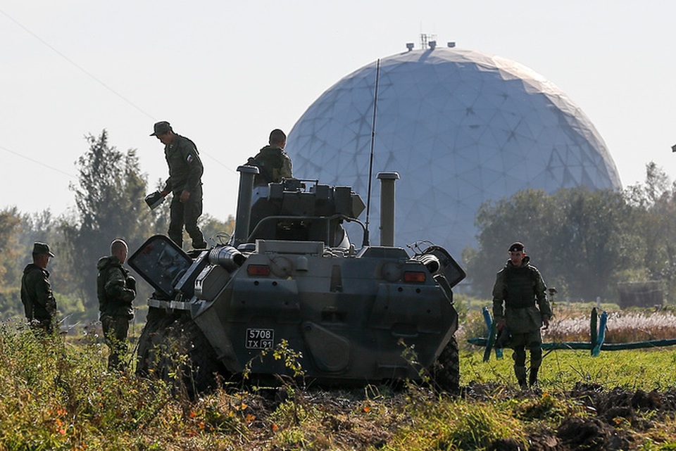 Nga cũng nhiều lần chỉ trích các nước thành viên NATO thường xuyên tiến hành các cuộc tập trận, triển khai binh sĩ và khí tài tới gần biên giới Nga khiến căng thẳng trong khu vực leo thang.