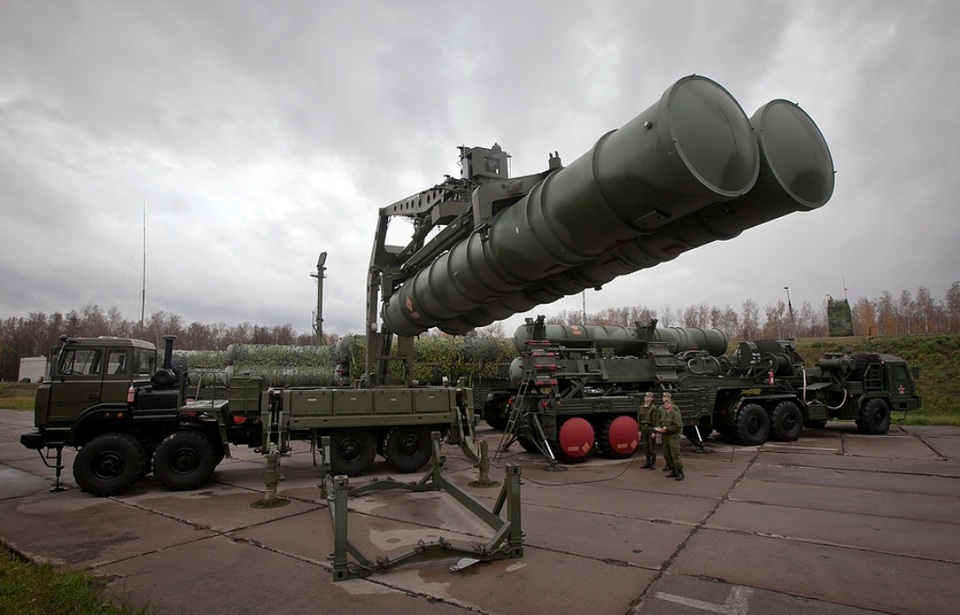 Chuyên gia: “Rồng lửa” S-400 của Nga không đủ để "che chắn" Syria - 1
Một hệ thống phòng thủ tên lửa S-400 của Nga hay còn được mệnh danh là Rồng lửa. (Ảnh minh họa: Press TV)