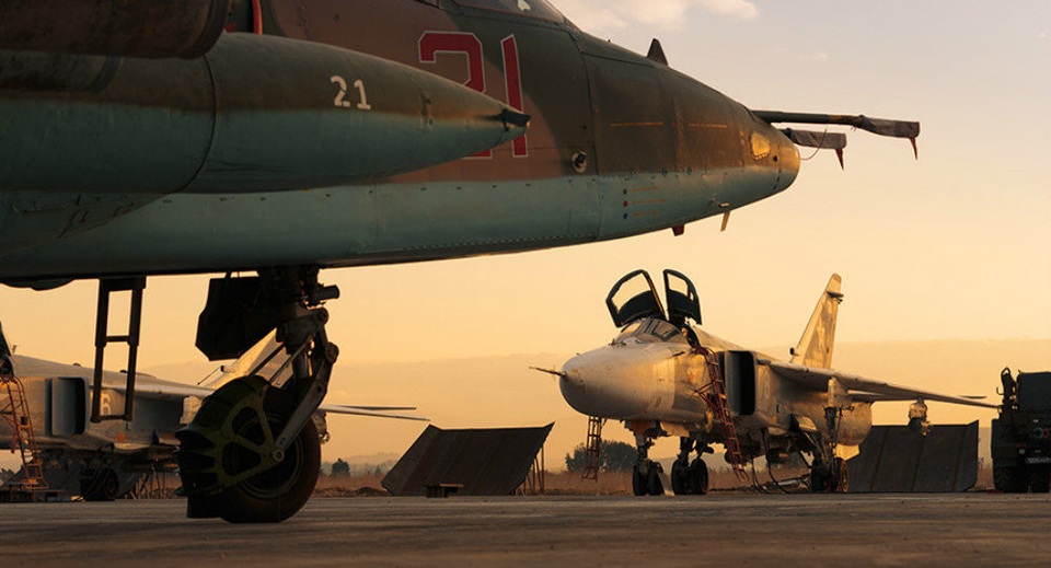 Nga rút một nửa số máy bay từ căn cứ không quân ở Syria - 1 Máy bay Nga tại căn cứ Hmeimim ở Syria (Ảnh: Sputnik)
