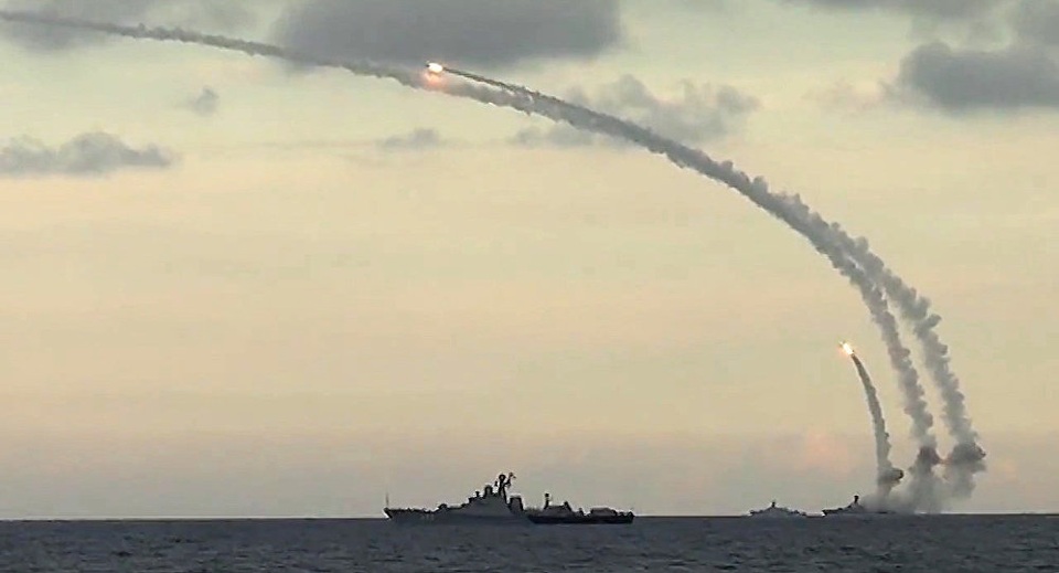 Tàu chiến Nga dội liên tiếp 6 tên lửa vào Syria - 1
Nga từng nã tên lửa hành trình Kalibr vào mục tiêu khủng bố ở Syria. (Ảnh: Reuters)
