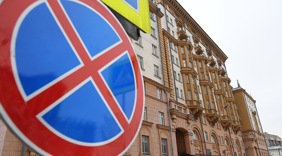 Nga tịch thu những khu nhà ngoại giao nào của Mỹ? - 1 Bên ngoài trụ sở đại sứ quán Mỹ tại Moscow (Ảnh: RT)
