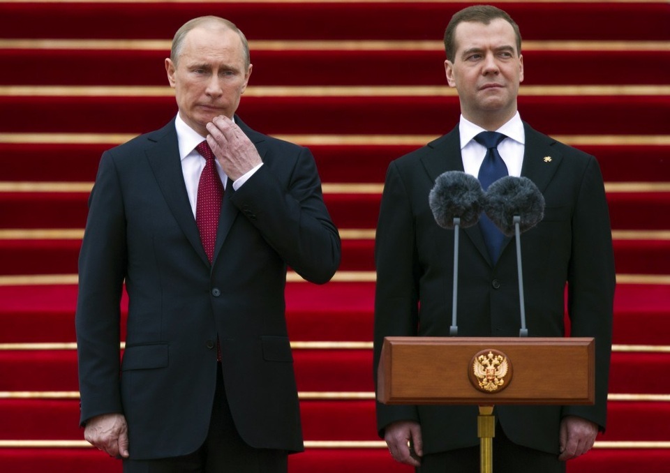 Nga coi lệnh trừng phạt của Mỹ là "lời tuyên chiến thương mại" - 1
Tổng thống Nga Vladimir Putin (trái) và Thủ tướng Nga Dmitry Medvedev. (Ảnh: Reuters)