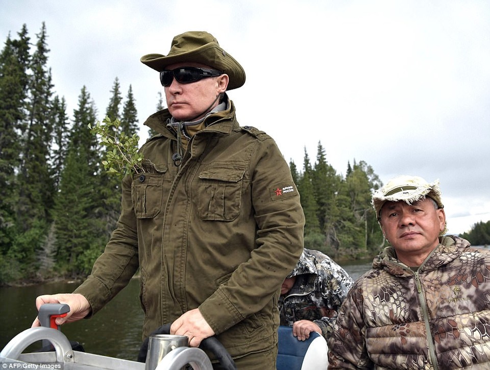Tổng thống Putin mình trần câu cá giữa hồ - 13 Ông Putin bơi qua một dòng sông ở Siberia.