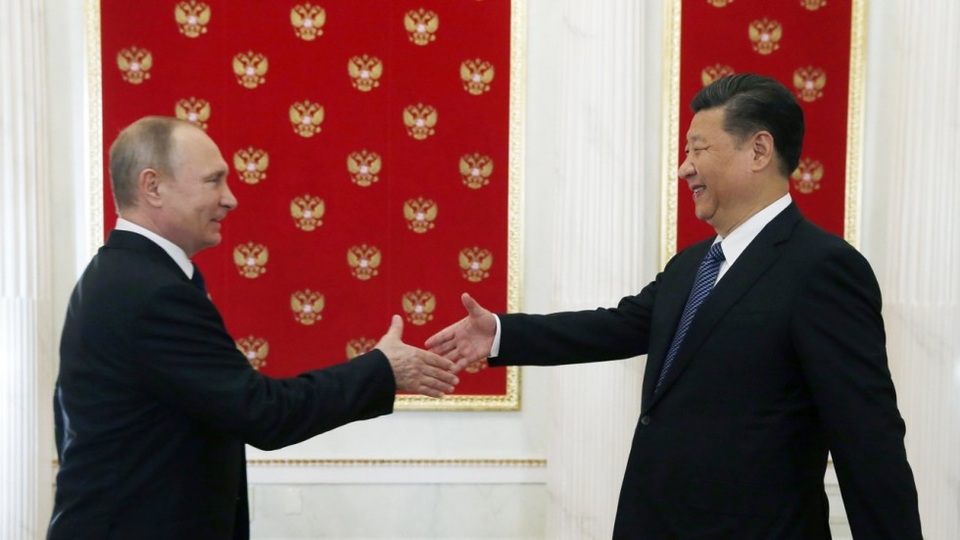 Tổng thống Vladimir Putin đón Chủ tịch Tập Cận Bình tại Điện Kremlin hồi tháng 7 (Ảnh: EPA)