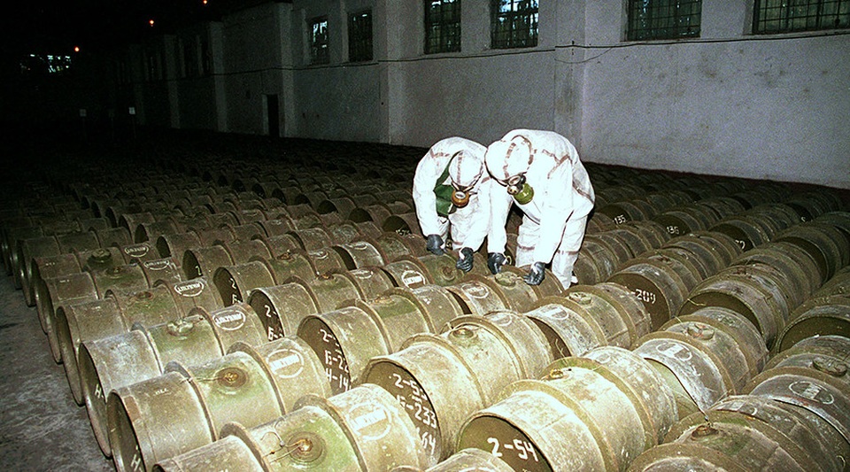 Tổng thống Putin ca ngợi sự kiện lịch sử của Nga - 1 Các sĩ quan quân sự Nga kiểm tra các thùng chứa chất hóa học tại một căn cứ quân sự (Ảnh: TASS)