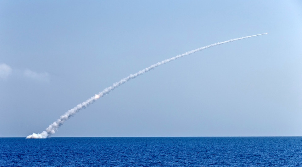 Tàu ngầm Nga phóng 10 tên lửa diệt khủng bố ở Syria - 1 Tàu ngầm Nga phóng tên lửa Kalibr (Ảnh: RT)