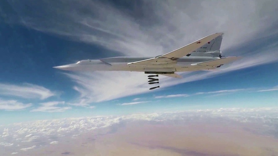 6 máy bay ném bom Nga dội “mưa hỏa lực” tiêu diệt IS tại Syria - 1 Máy bay Tupolev Tu-22M3 không kích mục tiêu dưới mặt đất. (Ảnh: Sputnik)